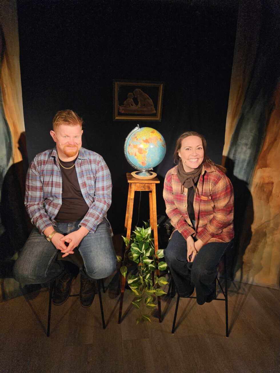 Sten Bjørge Skaslien Hansrud og Liv Natalie Nymo står på scenen i Teater i Glåmdal sin nyeste forestilling som i disse dager turnerer på bygdehus og samfunnshus i Kongsvingerregionen.