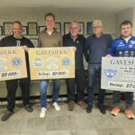Remi Martinsen, Magnus Bergersen og Leif Harald Lindkjølen poserer med gavesjekkene sammen med president for Lions Club Eidskog, Ketil Grønnerud og kasserer Ola Aastebøl.