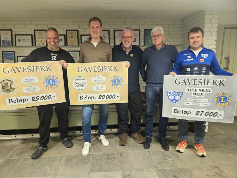 Remi Martinsen, Magnus Bergersen og Leif Harald Lindkjølen poserer med gavesjekkene sammen med president for Lions Club Eidskog, Ketil Grønnerud og kasserer Ola Aastebøl.
