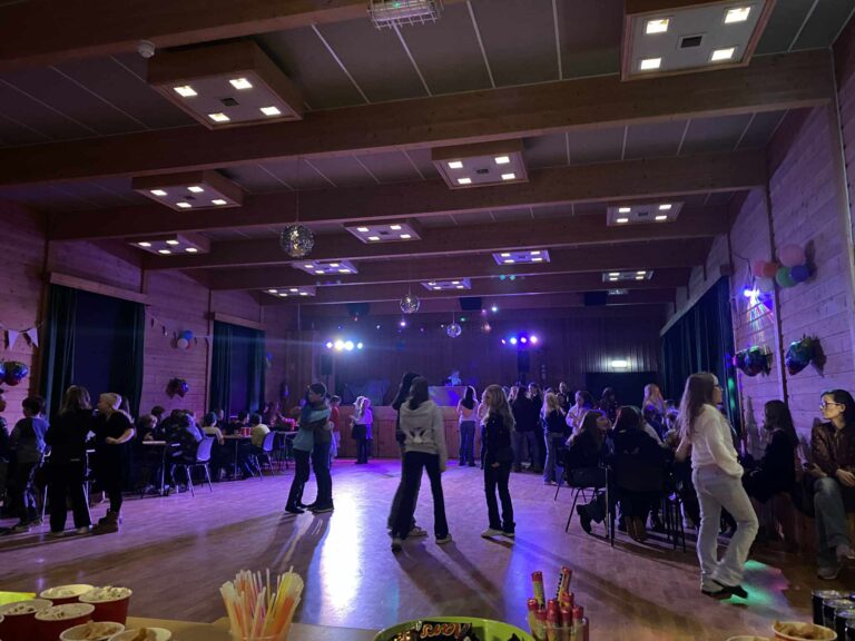 Samfunnhusdelen på Eidskog Montessoriskole var torsdag forvandlet til et diskotek med lys og en DJ som spilte ønskelåtene.