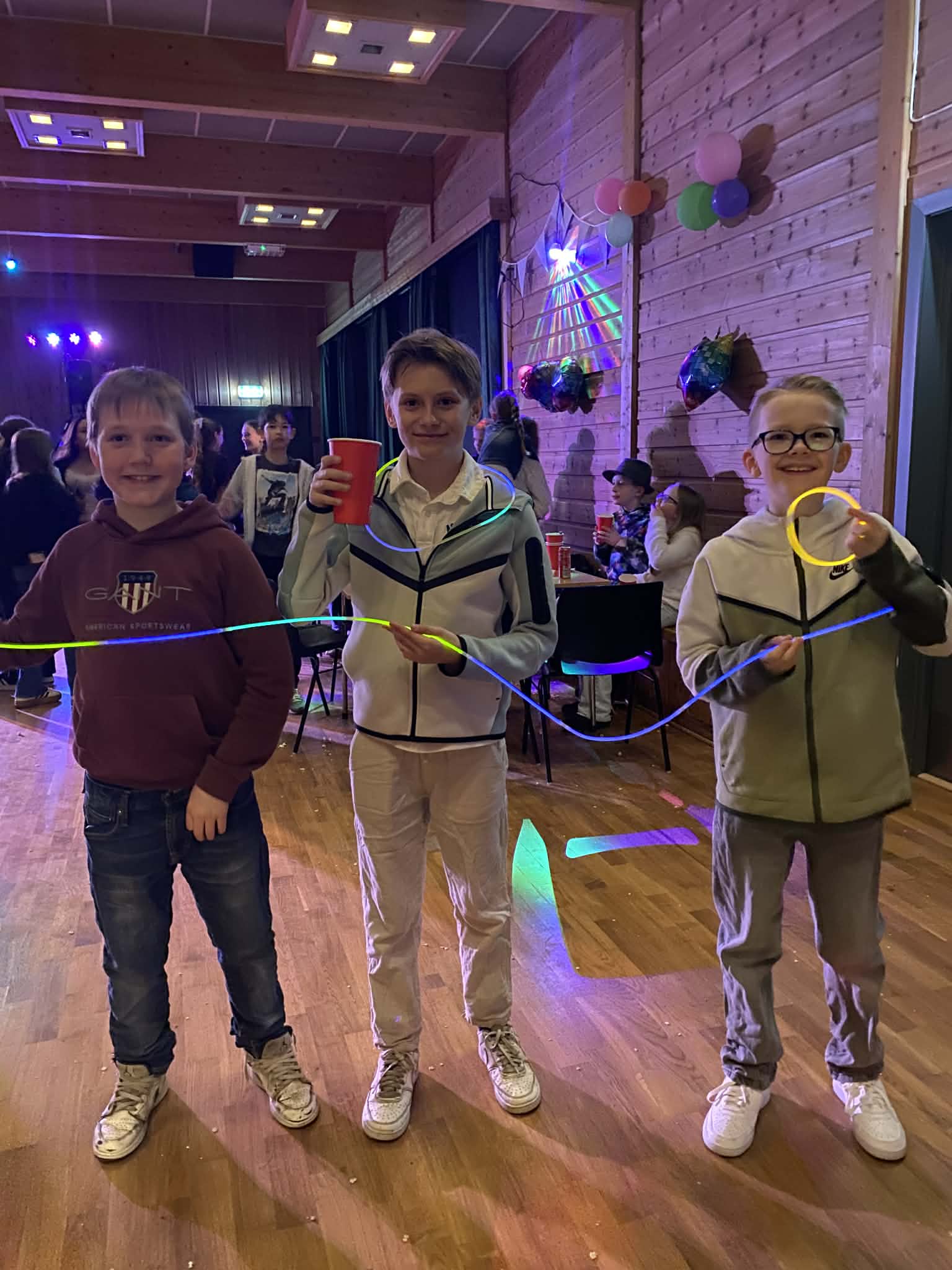 F.v:.Theodor Fjeld Alfred Spets Linus Moe Halvorsrud var tre av de unge som hygget seg på disko. Glowsticks hører med.