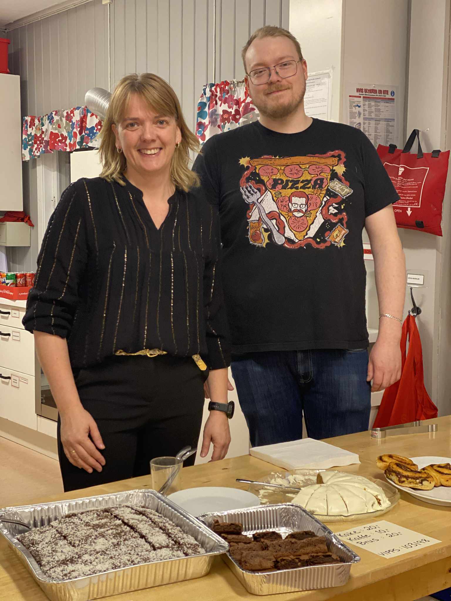 Solveig Hem Sørli og Lars Christian Aakre hadde kjøkkentjeneste på foreldrecafeen.