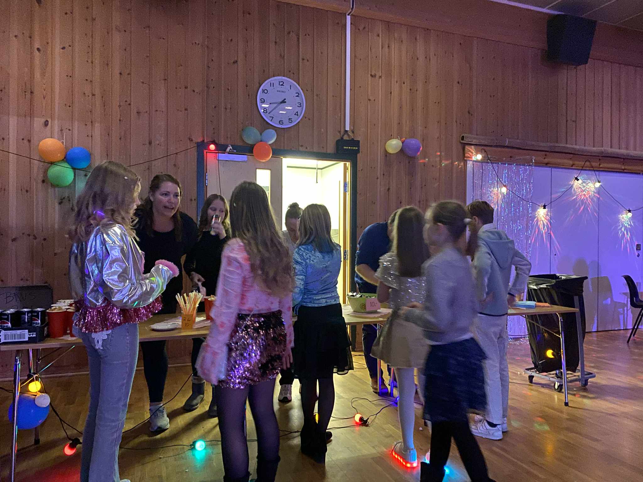 I kiosken kunne man fylle på med energi i form av brus, godteri og popcorn. FAU-leder Lotte Sørli var en av foreldrene som hadde kioskvakt.