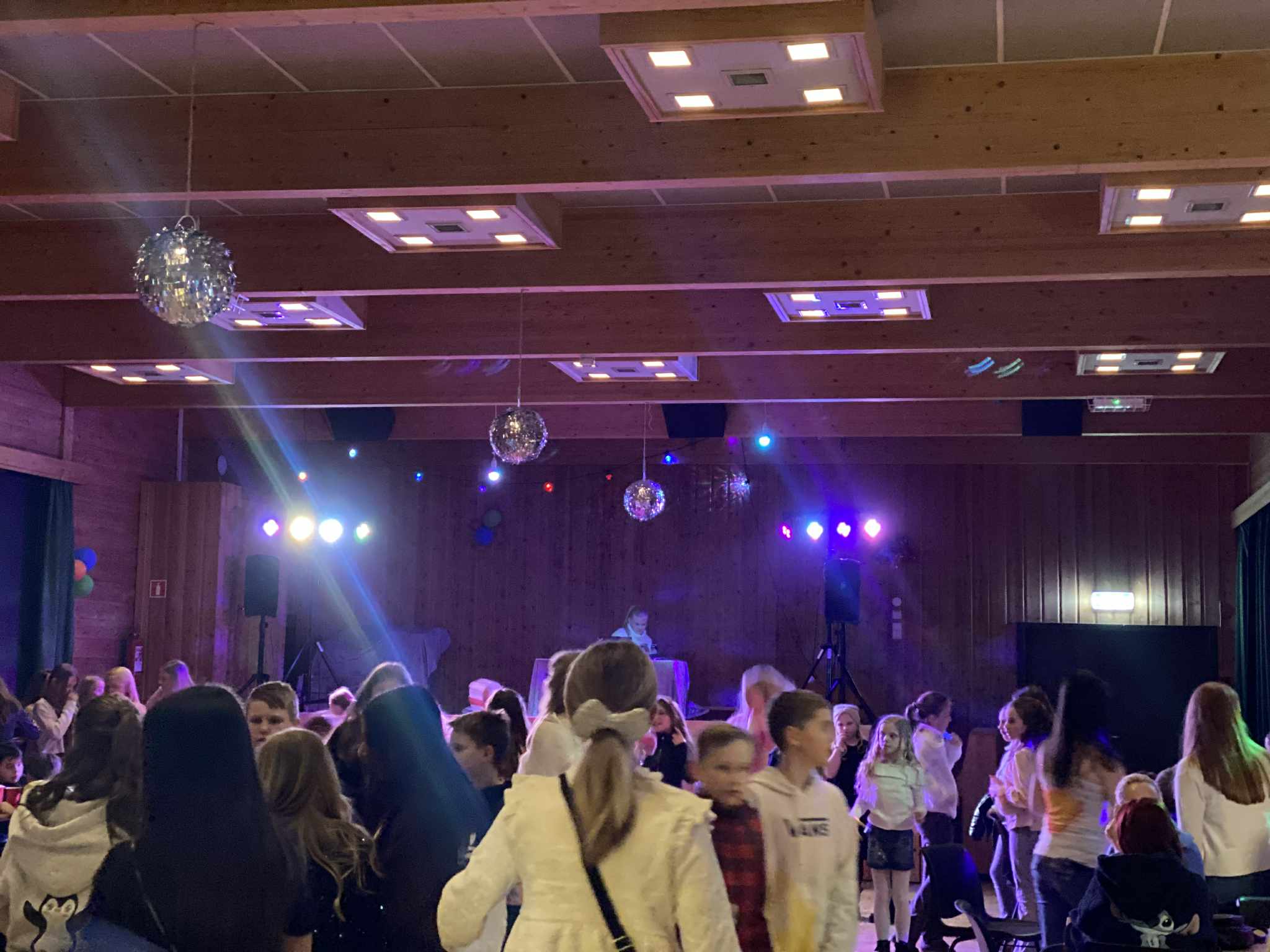 Det var fullt på dansegulvet gjennom hele kvelden.