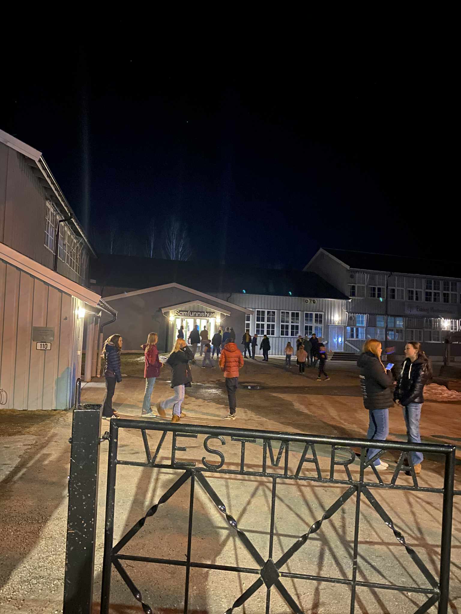 Festdeltakere og foresatte strømmet til Eidskog Montessoriskole og disko-kveld.