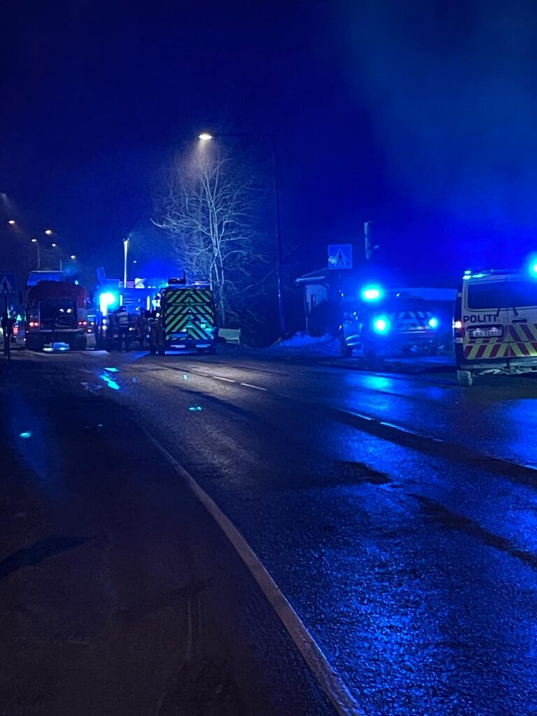Brannvesenet fikk melding om brannnen på Magnor like før klokka 20 lørdag kveld. Kort tid etter var brannvesenet på plass.