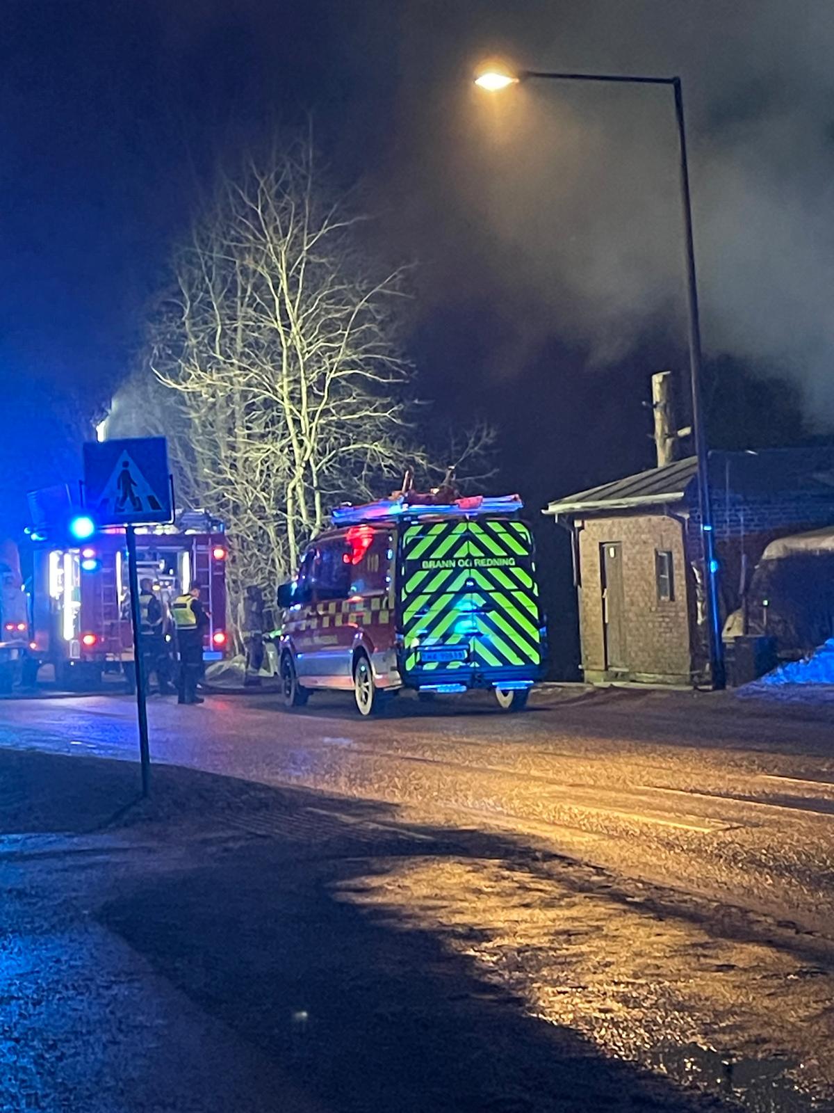 Brannvesenet har rykket ut med flere biler til brannen på Magnor.