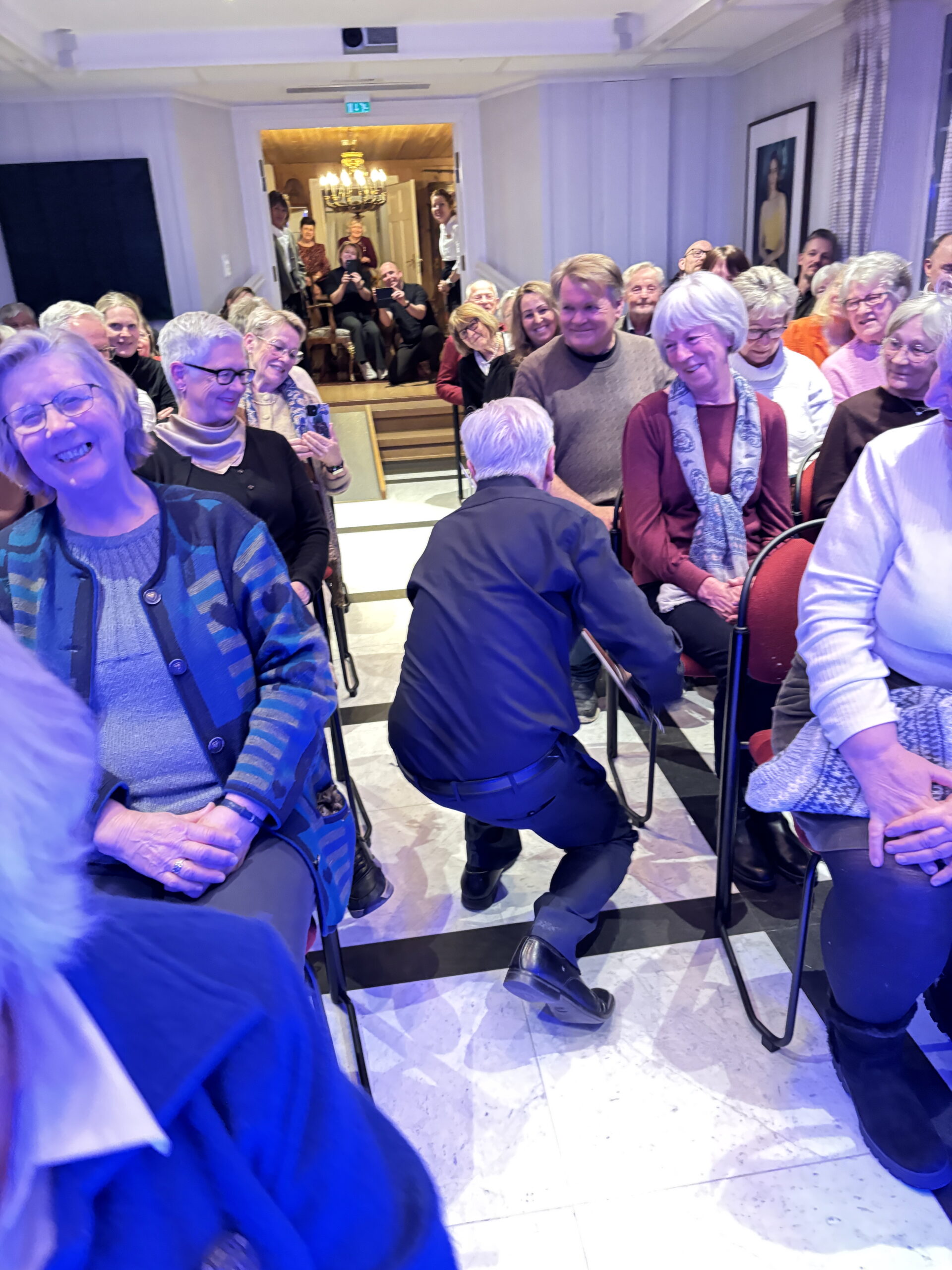 Ikke lenge etter at han kunngjorde at var midt inne i sin aller siste konsert, sa Arve Tellefsen at han i motsetning til Charlie Chaplin ikke klarte å gå ned mens han spilte 'Rampelys'. Men så gikk han ut blant publikum og gjorde det likevel.