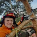 Johannes Sæthern i firmaet Lauritz Sæthern AS ble søndag tilkalt for å hjelpe brannvesenet med å få ned en drone fra en furugrein 25 meter over bakken.