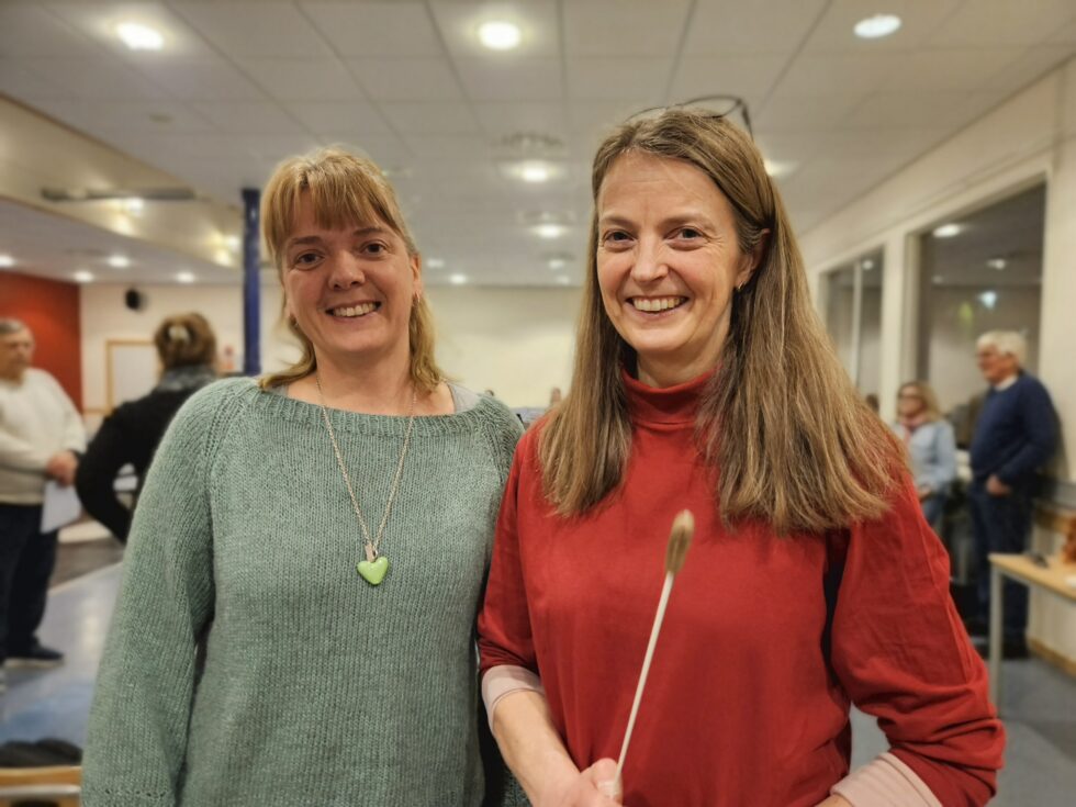 Dirigent for Vestmarka Sangkor, Solveig Hem Sørli og dirigent for Eidskog Janitsjar, Hilde Finsrud er snart klare for en konsert de har jobbet med i over et år.