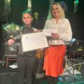 Karen Brenna fikk stipendet utdelt av ordfører Kamilla Thue.