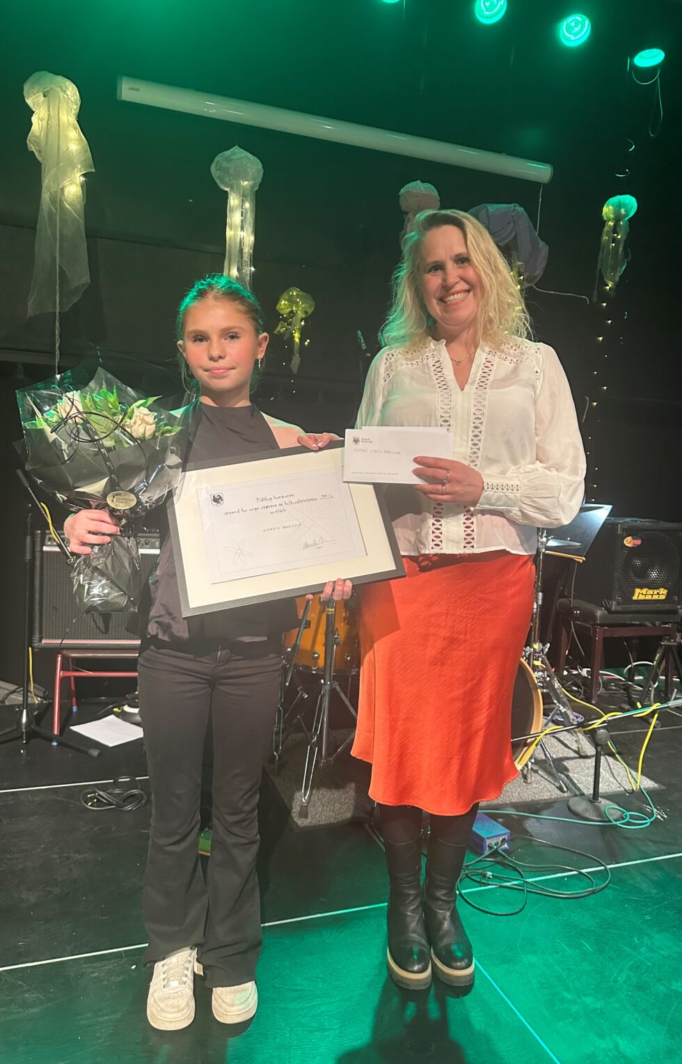 Karen Brenna fikk stipendet utdelt av ordfører Kamilla Thue.
