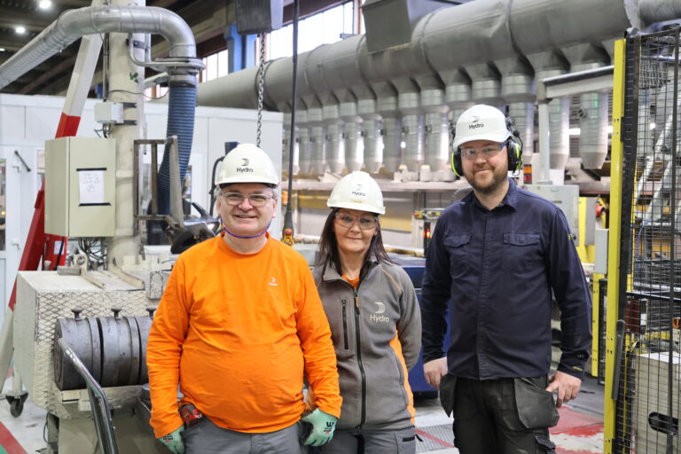 Raymond Myrvold, Tone Våla og Johan Andersson er tre av Hydro Extrusion Magnor sine ansatte som har brukt deler av vinteren til videreutdanning på fagskolen i Innlandet.
