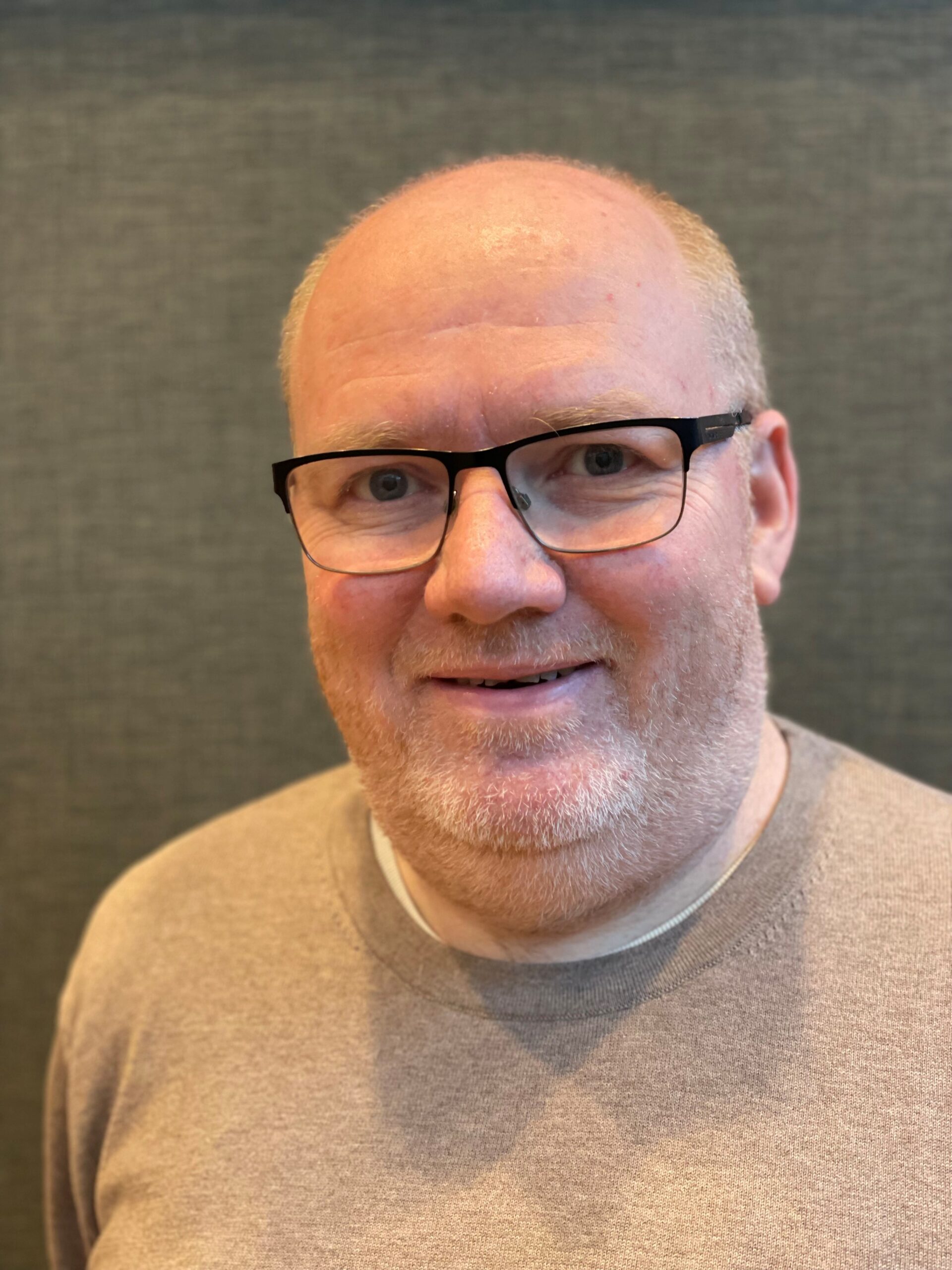 John Helge Klaussen, kontorsjef for kjøretøy ved Kongsvinger trafikkstasjon oppfordrer russen til å benytte seg av tilbud om en gratis kontroll av russekjøretøy før russetiden.