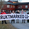 Arrangørene i Matrand IL er klare for to dager med bruktmarked på Matrand aktivitetshus. Her er Irene Sagen (f.v.), Magnus Grasmo, Anita Pettersen, Eirin Pettersen, Selma Larsen (4år), Torbjørn Grasmo og Eva Grasmo klare med et av bannerne som skal henges opp slik at trafikantene finner frem.