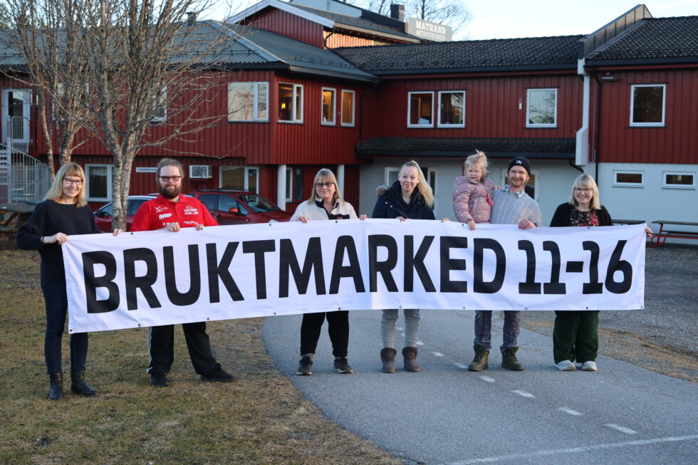 Arrangørene i Matrand IL er klare for to dager med bruktmarked på Matrand aktivitetshus. Her er Irene Sagen (f.v.), Magnus Grasmo, Anita Pettersen, Eirin Pettersen, Selma Larsen (4år), Torbjørn Grasmo og Eva Grasmo klare med et av bannerne som skal henges opp slik at trafikantene finner frem.
