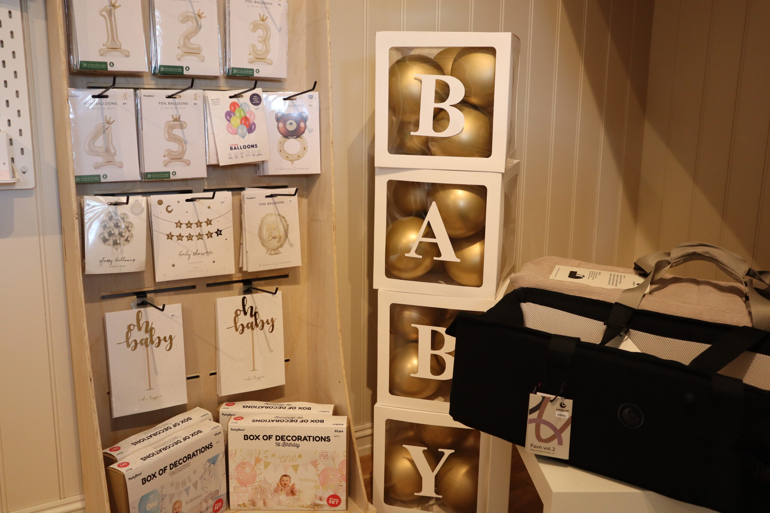 – Her er det til babyshower og dåp, mens det lenger inn i lokalet blir det mer for barn som har blitt litt eldre.