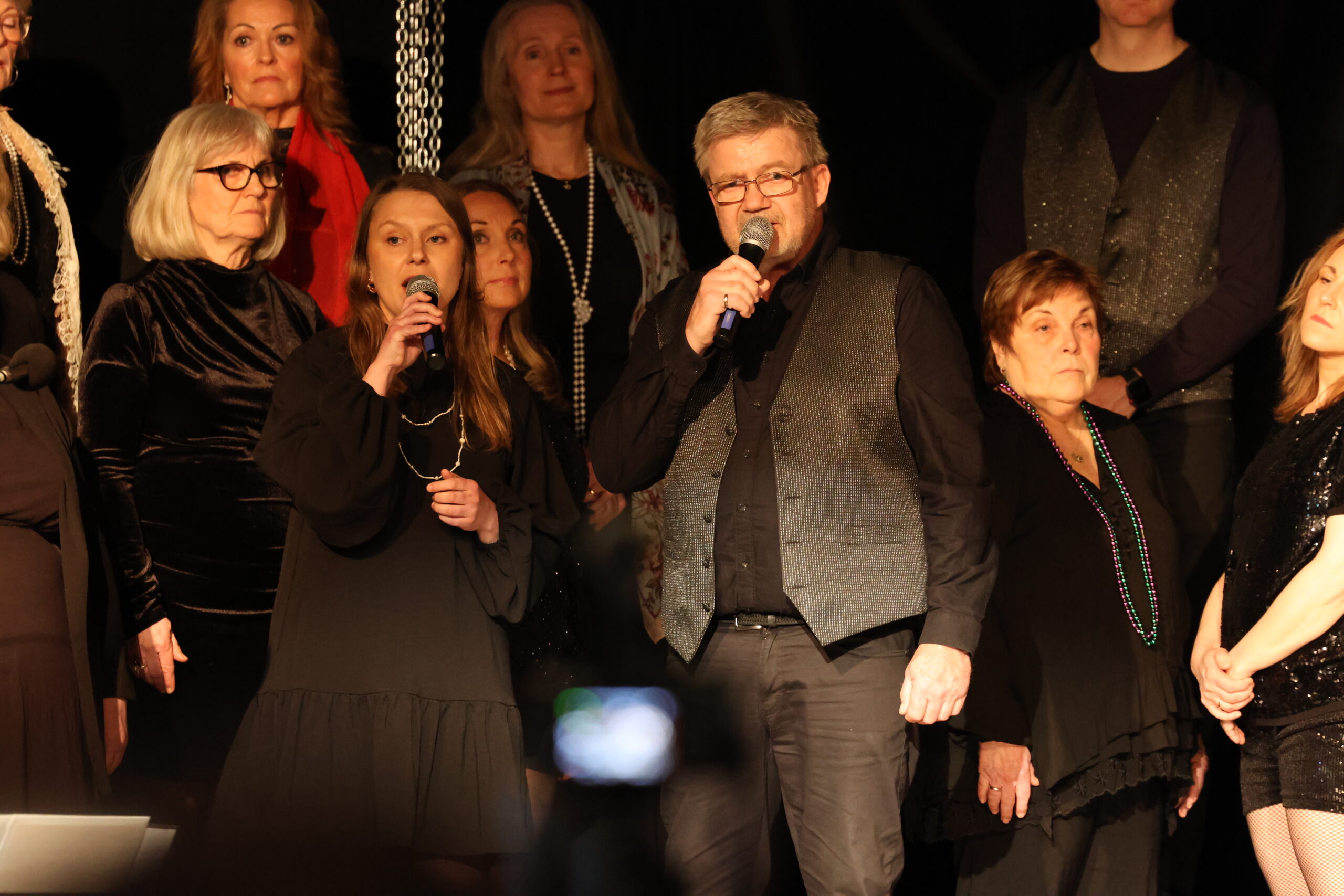 Emma Eriksen og Bård S.Jacobsen sang også duett i "Sunrise sunset" fra Spellemann på taket.