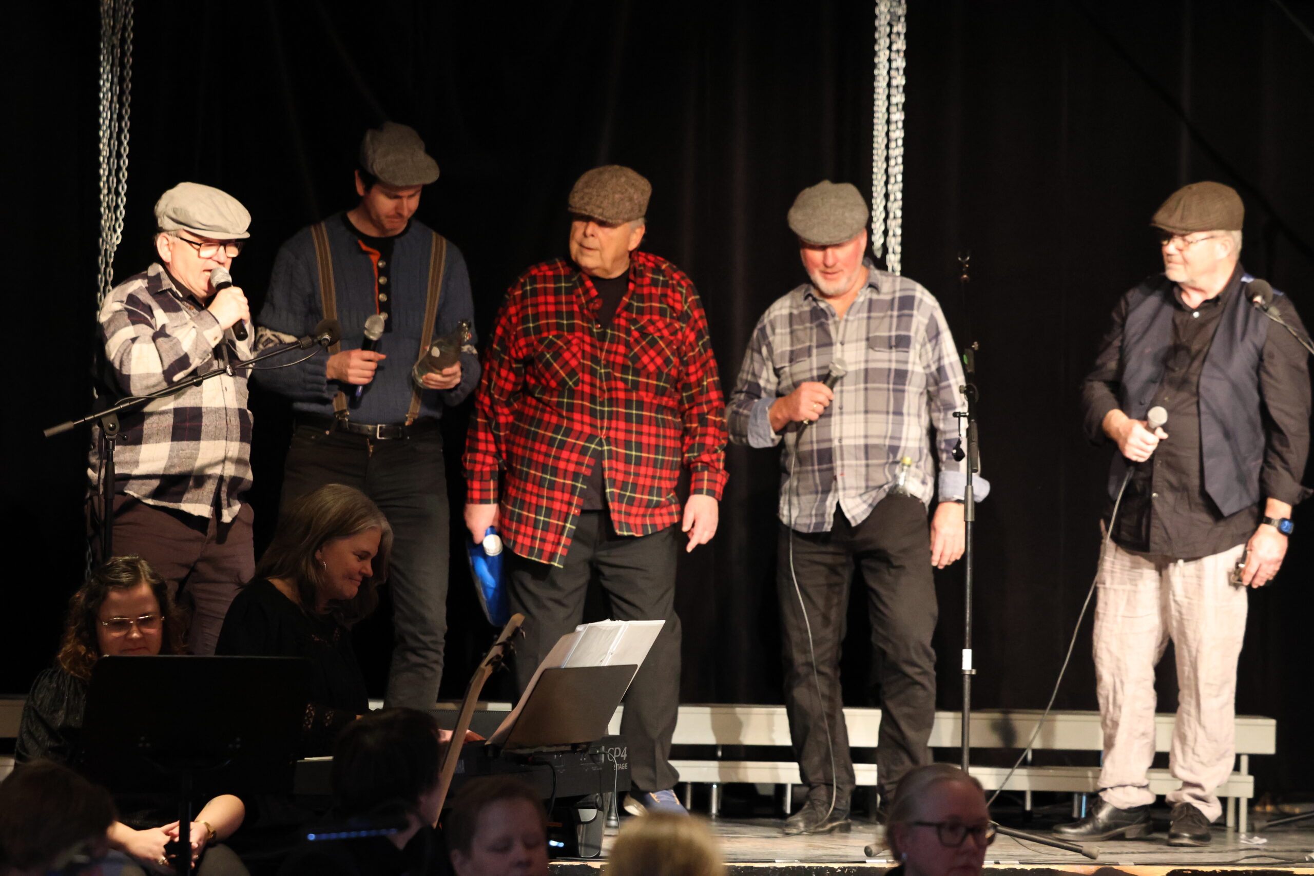 Snekkersvekara fra musikalen Trost i taklampa, her spilt av Raymond Myrvold, Jan Berggren, Gustav Karlsen, Arne Storvik og B¨rd S.Jacobsen.