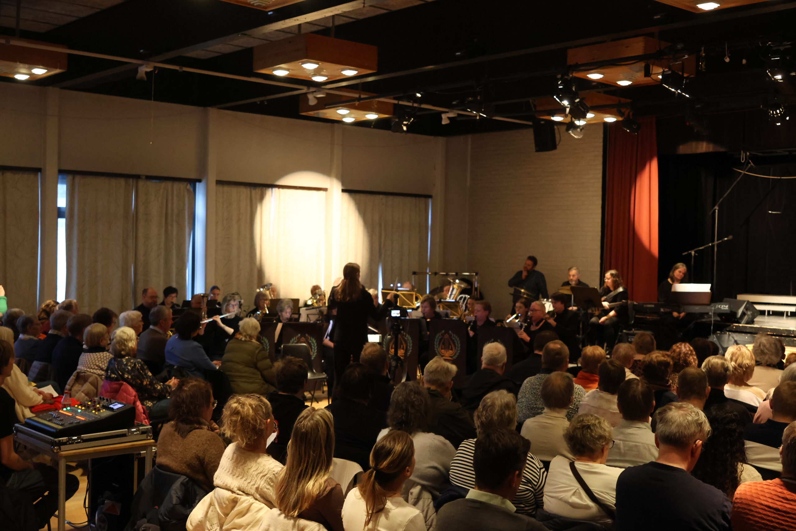 Eidskog Janitsjar var forsterket med Even Finsrud på slagverk, Hilde Jerpset på bass og Mona Aastebøl på piano.