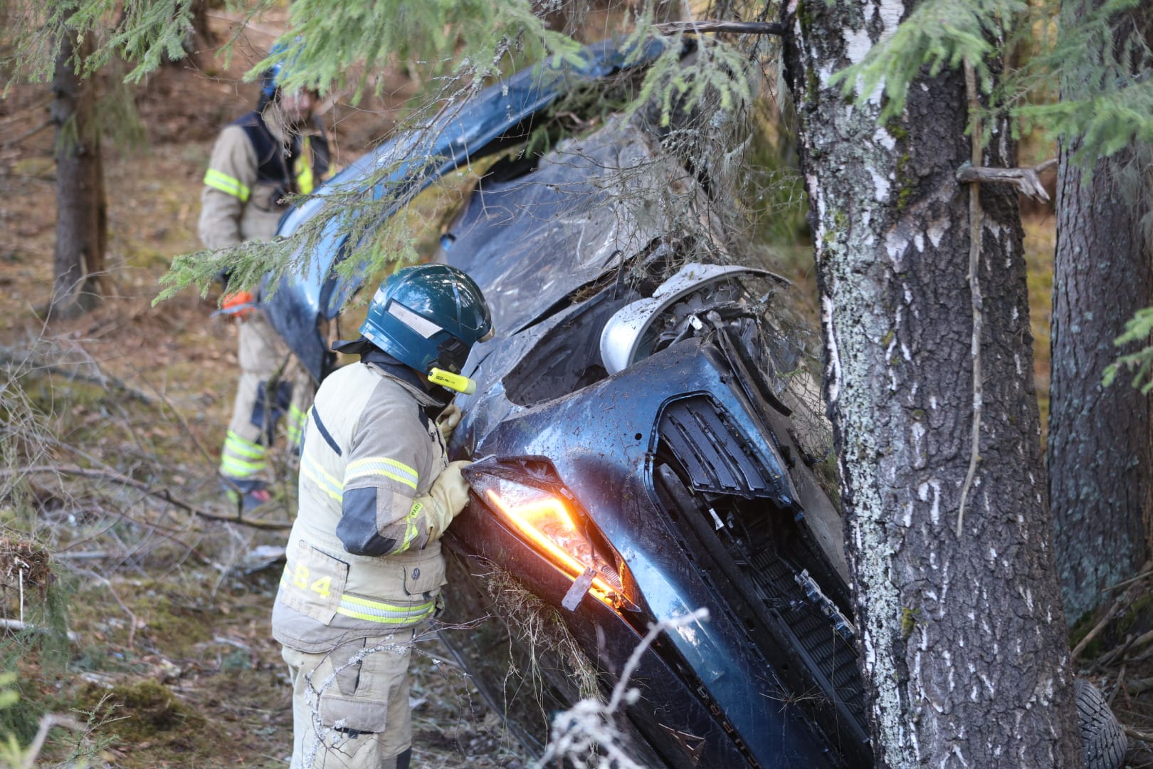Bilen har fått store skader, og skadegraden på sjåføren av bilen er foreløpig ukjent.