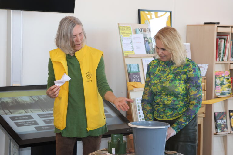 På lørdag åpner Eidskog Frøbibliotek på Tyrielden Eidskog Bibliotek. Dette er andre året som Eidskog Bygdekvinnelag har et samarbeid med bilbioteket om denne ordningen. Lena J.Kallander (t.v.) vil også i år være til stede for å orientere om frøbiblioteket, slik hun gjorde i fjor da ordfører Kamilla Thue åpnet den nye ordningen.