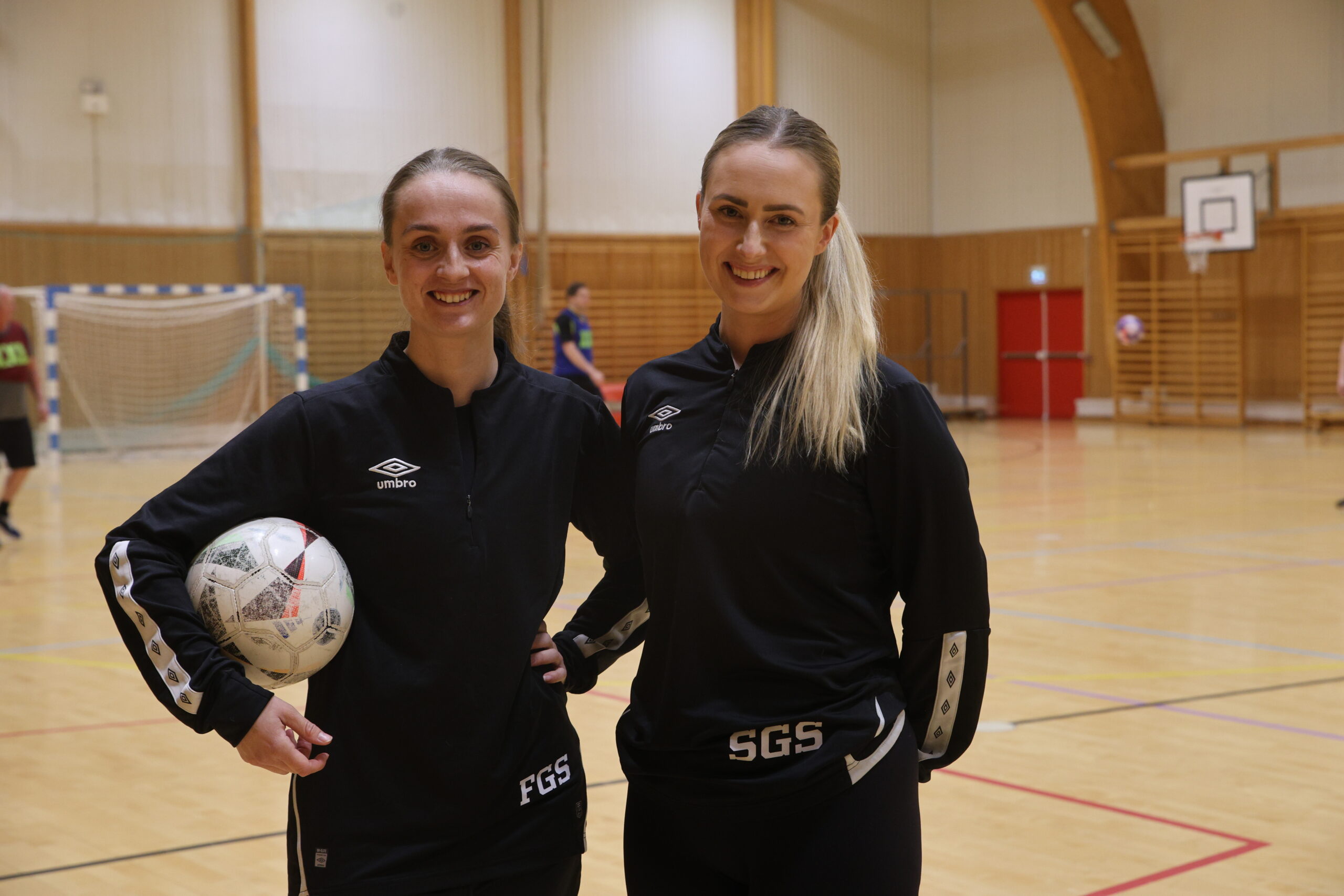 Frøydis Sørpebøl og Silje Snedsbøl er initativtakerne bak Eidskog hobbyfotball.
