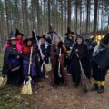 Heksene inntar Magnormoen, eller? Neida, det er bare Boarder Linedancers som spiller inn ny påskevideo med god hjelp av Kjell R.Hermansen bak videokamera og lyd.