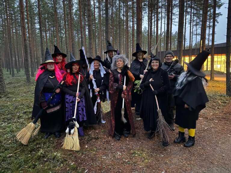 Heksene inntar Magnormoen, eller? Neida, det er bare Boarder Linedancers som spiller inn ny påskevideo med god hjelp av Kjell R.Hermansen bak videokamera og lyd.