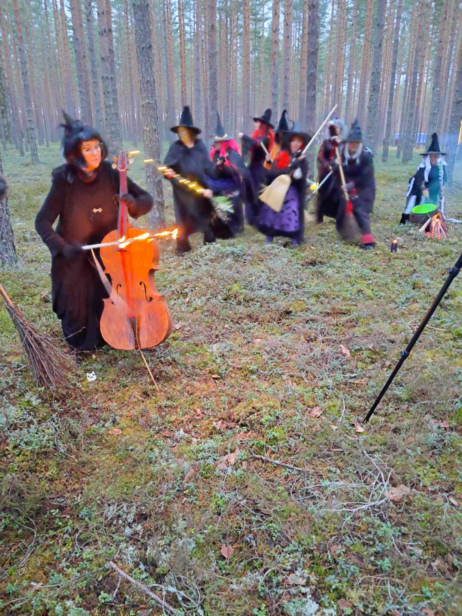 Når det bys opp til heksedans, spilles det så instrumentene tar fyr.