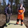 Remi og Tobias Martinsen viser frem en av de nye plattingene som er ferdigbygget. Om alt går som planlagt er målet å ha ni plattinger eller Tee-pads klare til 17.mai.