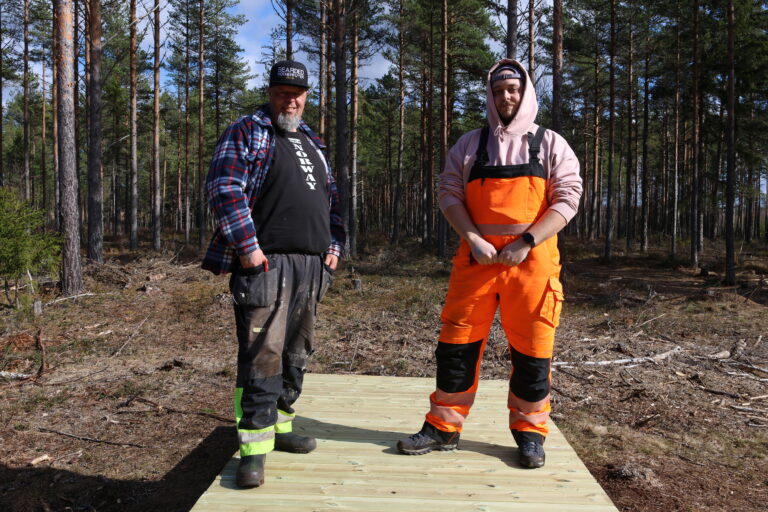 Remi og Tobias Martinsen viser frem en av de nye plattingene som er ferdigbygget. Om alt går som planlagt er målet å ha ni plattinger eller Tee-pads klare til 17.mai.