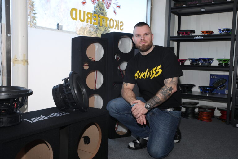 Bilstereo kan være stort og smått, og Linus Andersson håper han kan hjelpe deg på riktig vei.