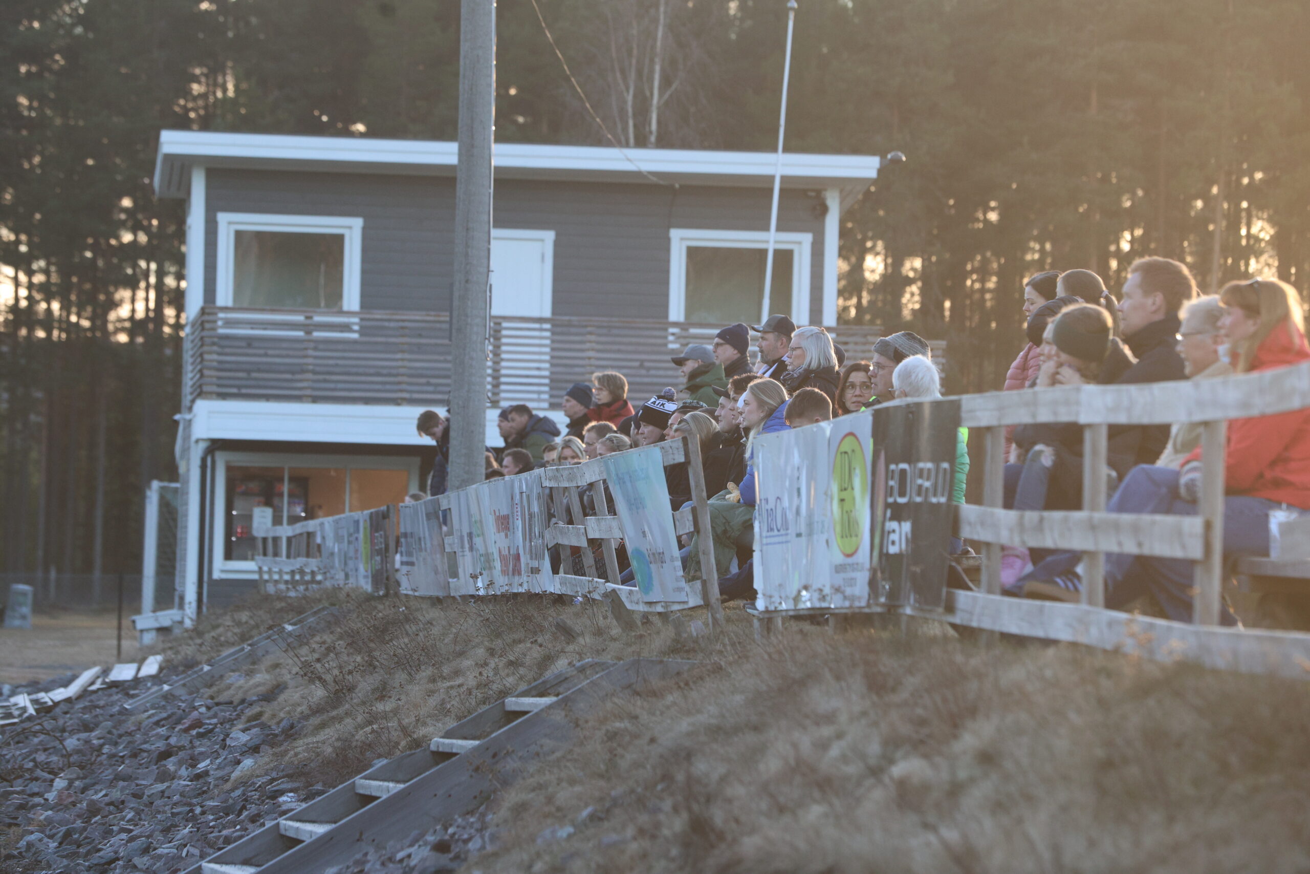 Selv om det "bare" var treningskamp møtte publikum opp på Magnor for å heie frem damelaget.