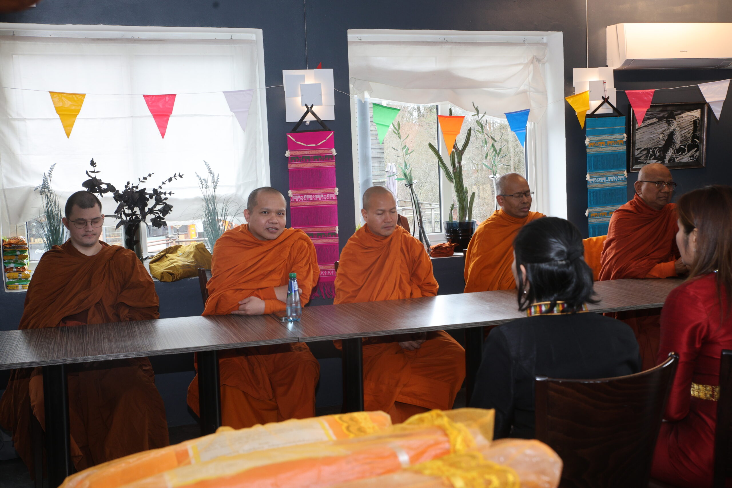 For Karaket Eriksen var det stort å få besøk av de fem buddhistiske munkene fredag.