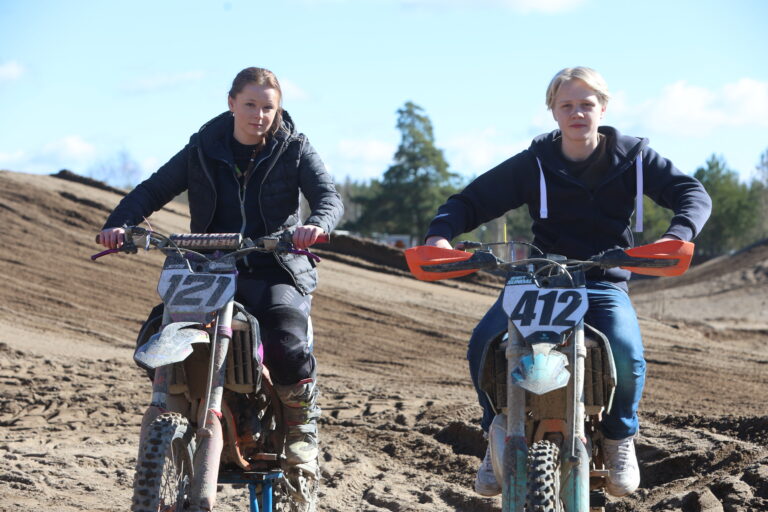 Jenny Halle og Scott Sundal har kost seg med motocross i påsken.