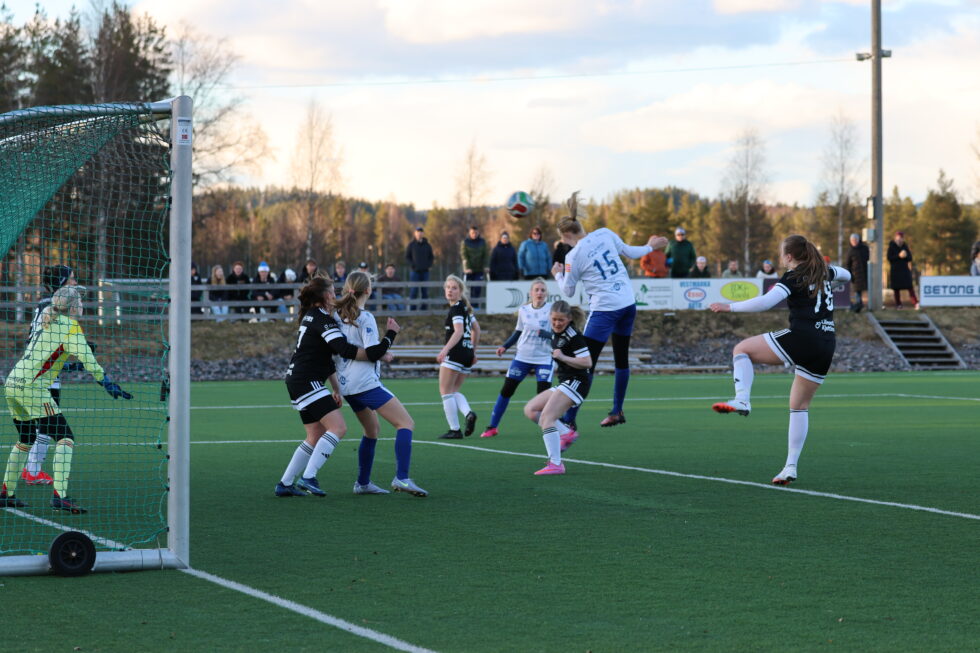 EIdskog åpnet tamt, men satte opp tempoet og fikk orden i pasningsspillet og ble veldig målfarlige i andre omgang. Her er Eidskogs nummer 15. Tina Malén Skogheim Fjeld høyt oppe og header rett i tverrligger.
