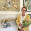 Unni Laila Leirud var spent før åpningen av utstillingen, Her står hun foran et utvalg av maleriene malt med akryl på lerret.