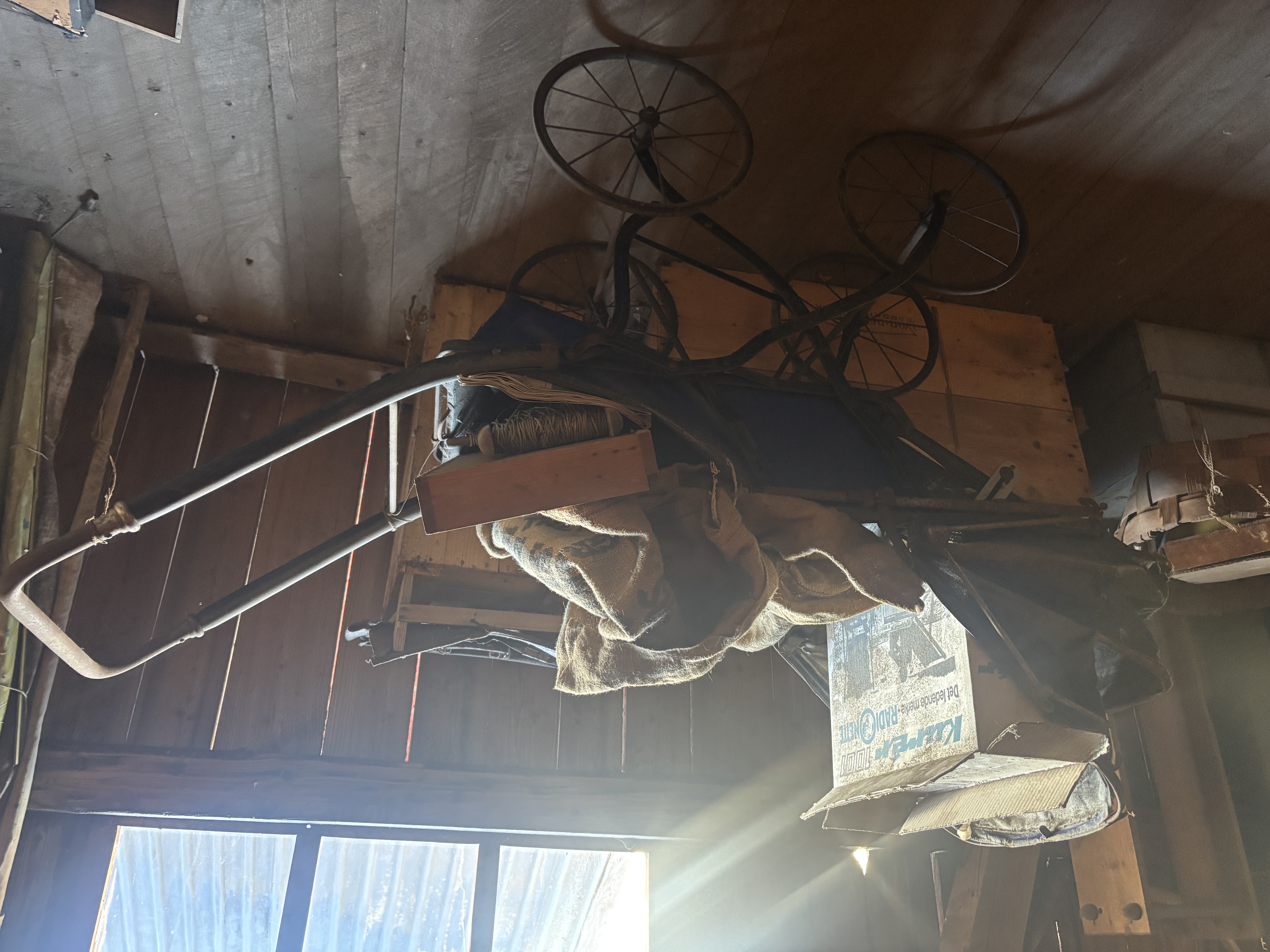 En barnevogn fra århundreskifet står foran en eske som har inneholdt en Kurer radio fra Radionette. Et vitne om at mye ble tatt vare på i mange år.