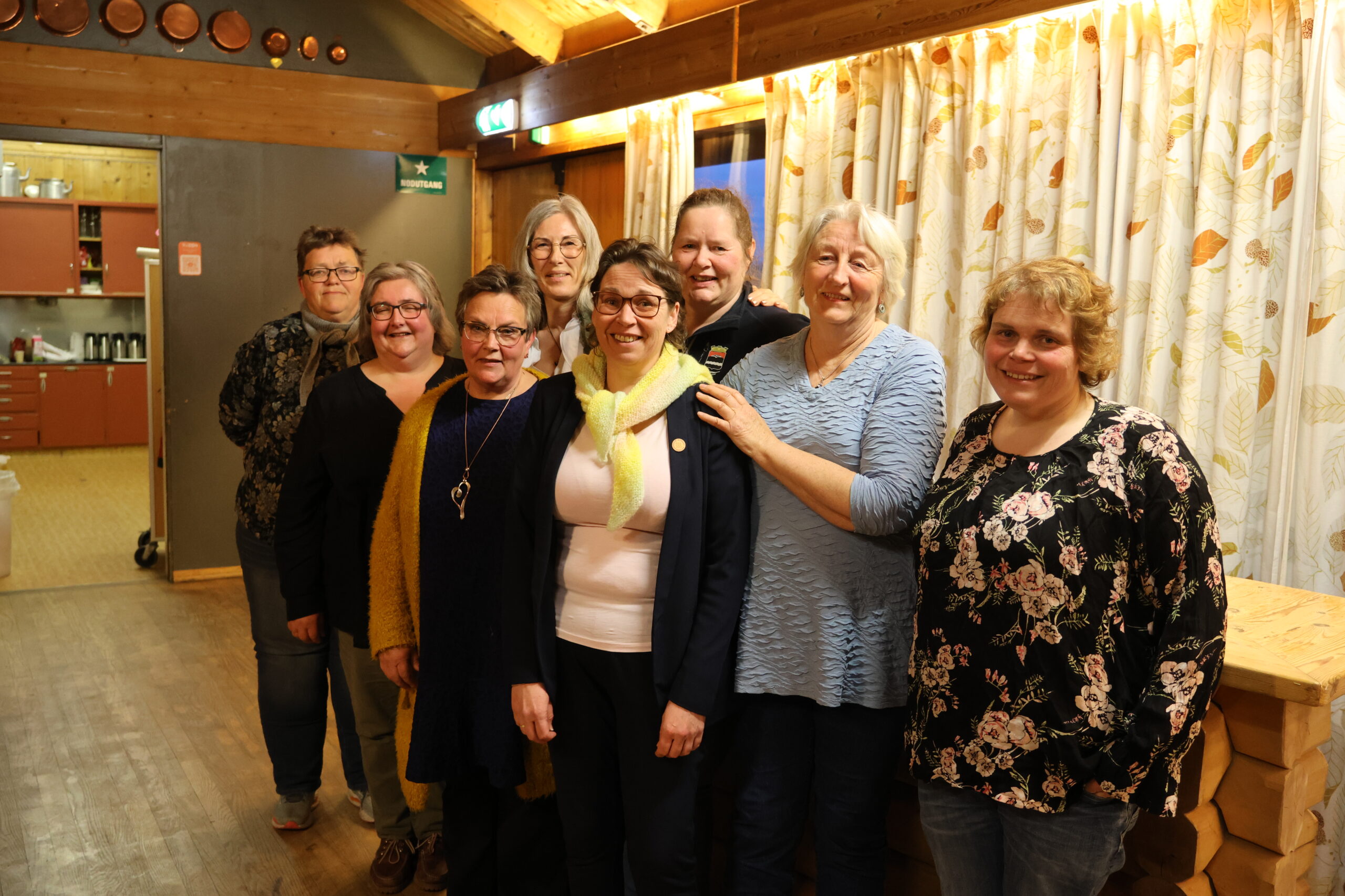 Eidskog bygdekvinnelag var vertskap og initiativtakere til kveldens møte. Hele styret bidro til at arrangementet ble vellykket. På ytterste rekke bakfra ser vi: Anita Kapstad, Heidi Elin Kolstad, Mona Teresa Vandrer og Desiree Nordseth. På bakerste rad bakfra står Lena Kallander, May-Britt Sørpebøl, Else Engen og Igegierd Pramm Platek.