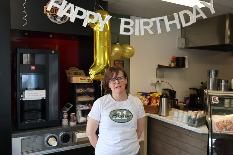 Lørdag var det gratis kaffe og kake til kundene som stakk innom Pitstop21 på Vestmarka. Innehaver Anne-HIlde Rui sier at det første året har gått kjempefort.