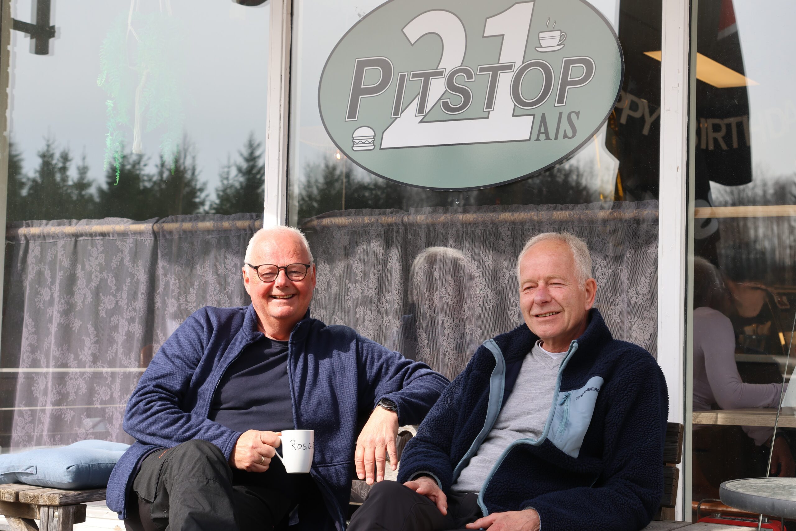 Roger Martinsen og Wilhelm Køltzow tar gjerne kaffe og en vaffel på Pitstop21. Enten ved "gubbbebordet" inne eller som på lørdag, ute på verandaen.