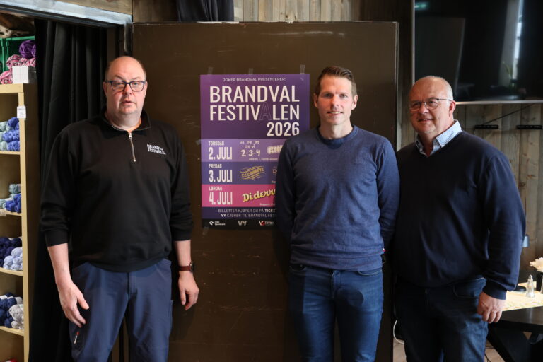 Lars Bråten, festivalsjef for Brandvalfestivalen er glad for at Ole Kenneth Olsen og Arild Nylend i VY Buss stiller med busser slik at festivalpublikummet kan komme seg til og fra festivalen på en enkel måte.