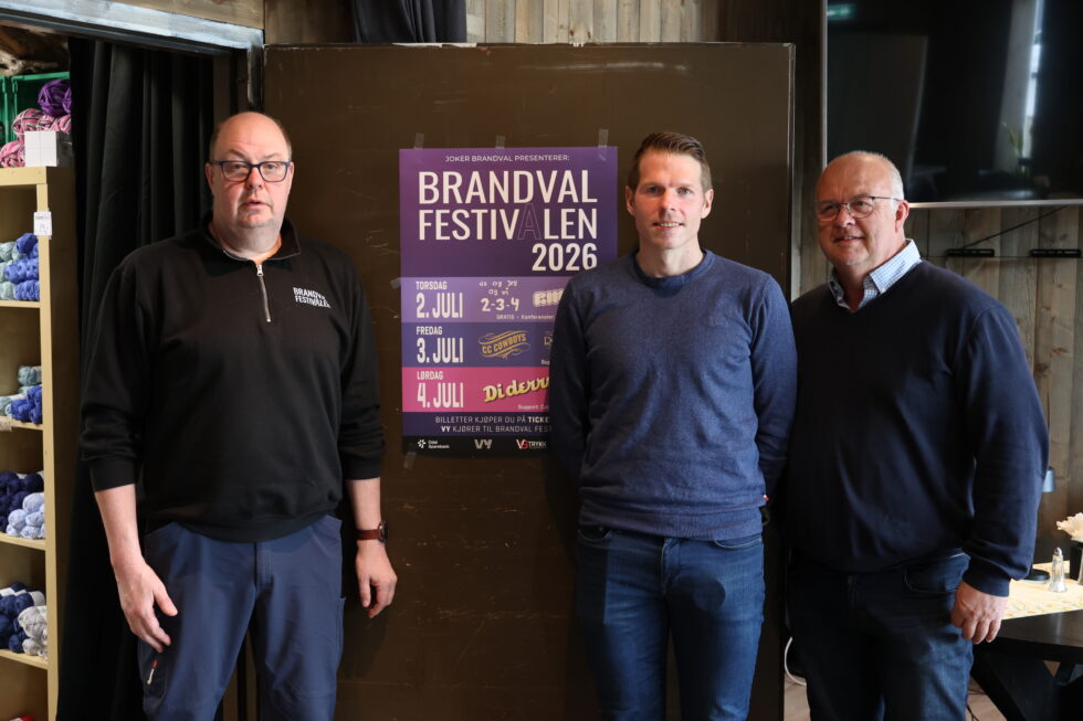 Lars Bråten, festivalsjef for Brandvalfestivalen er glad for at Ole Kenneth Olsen og Arild Nylend i VY Buss stiller med busser slik at festivalpublikummet kan komme seg til og fra festivalen på en enkel måte.