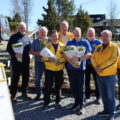På lørdag vil Lions Club Eidskog være synlige utenfor to av bygdas matbutikker med flotte tulipaner til salgs. Ketil Grønnerud (f.v), Tor Johansen, Cato Amundsen, Jan Svendby, Per Stenslet, Jan Arne Storvik, Trond Johansen og Ivar Trandem har pakket og kjørt ut tulipaner til bedrifter som har forhåndsbestilt blomster fra Lions.