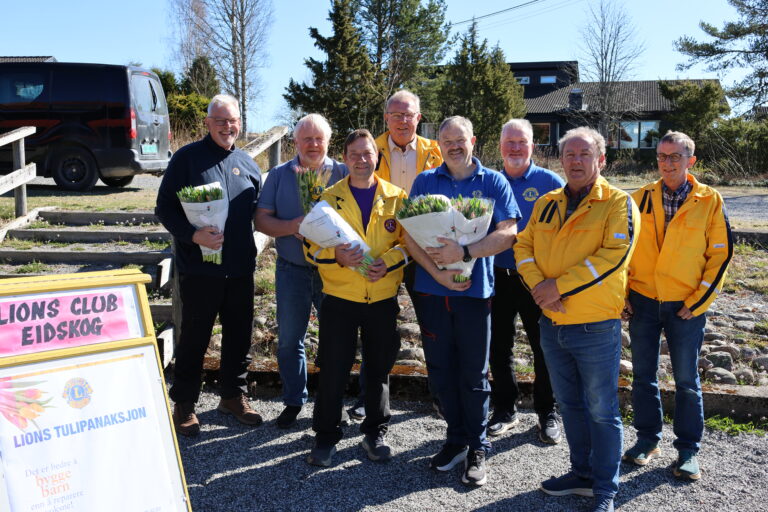 På lørdag vil Lions Club Eidskog være synlige utenfor to av bygdas matbutikker med flotte tulipaner til salgs. Ketil Grønnerud (f.v), Tor Johansen, Cato Amundsen, Jan Svendby, Per Stenslet, Jan Arne Storvik, Trond Johansen og Ivar Trandem har pakket og kjørt ut tulipaner til bedrifter som har forhåndsbestilt blomster fra Lions.