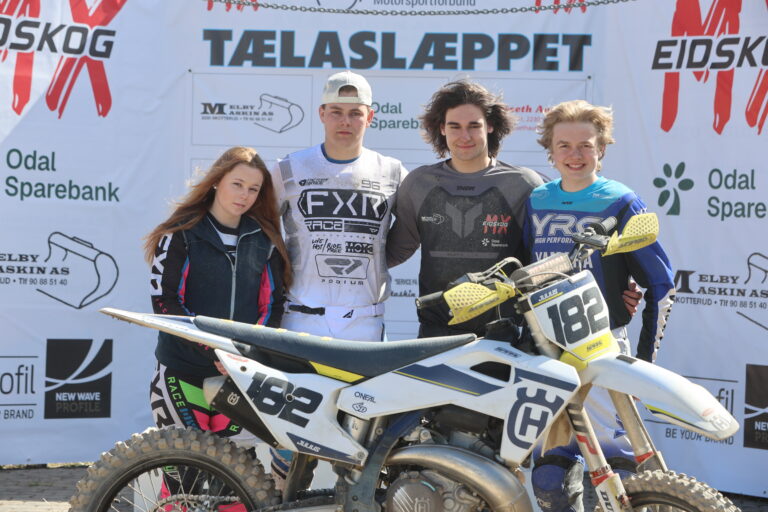 Jenny Halle, Oliver Olsen, Julius Aasvangen og Isak Melby syns det er morsomt å være en del av Eidskog MX.