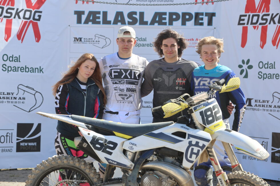 Jenny Halle, Oliver Olsen, Julius Aasvangen og Isak Melby syns det er morsomt å være en del av Eidskog MX.