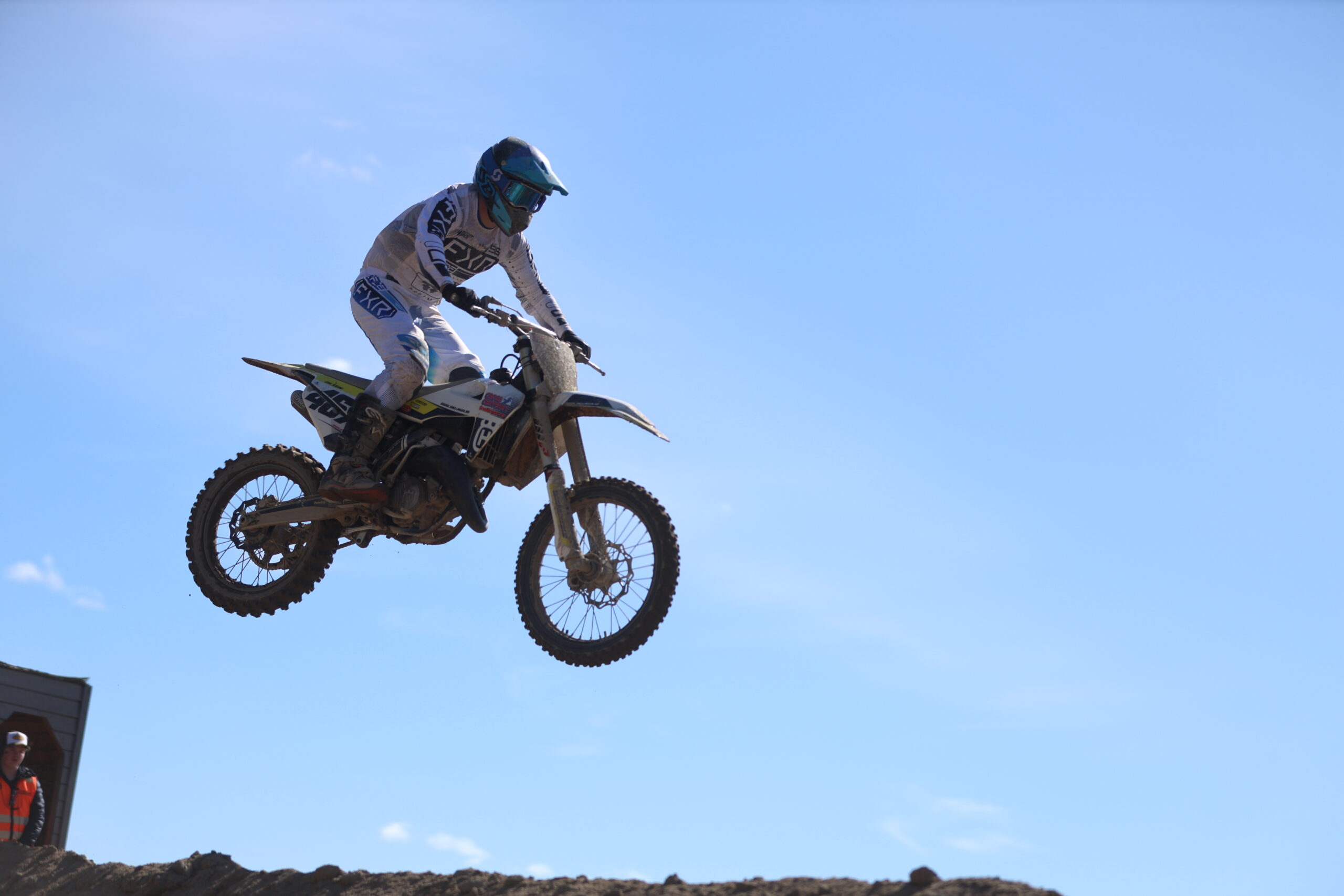 Oliver Olsen forteller at det er en unik mestringsfølelse å kjøre motocross. Da er det en fordel å ikke være redd for å kjenne på følelsen av å fly.