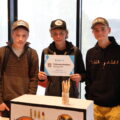 Noa Haugli Pedersen, Fabian Persson og Linus Rudberg i elevbedriften Eidskog BTS vant den ene av to plasser i fylkesmesterskapet i elevbedrift på Lillehammer 27. mai.